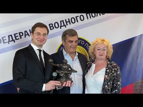 Евгений Шаронов вручает бронзовую фигуру Владимира Акимова семье Олимпийского Чемпиона