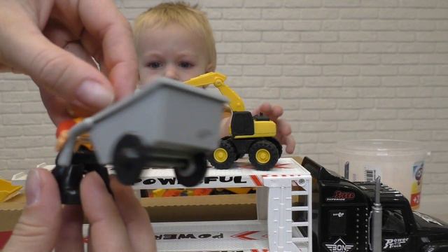 Малыш Саша играет в песок дома с машинками смотреть онлайн