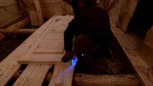 СТРОИМ ДОМ и ЖИВЕМ в ЛЕСУ - ДОМ ИЗ ДЕРЕВА СВОИМИ РУКАМИ | СТАВИМ ДВЕРЬ и ЗАСТИЛАЕМ ТЕРРАСУ