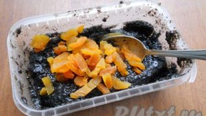 Дрожжевые булочки с маком и курагой в сметанной заливке