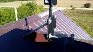 Флюгер на колпаке качается. На коньке надёжней.