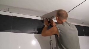 Легко и ПРАВИЛЬНО подрезаем плитку к потолку