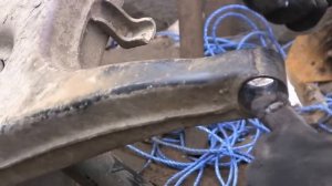 Меняем сайлентблоки задних рычагов, Mercedes restoration w123 230 видео 61