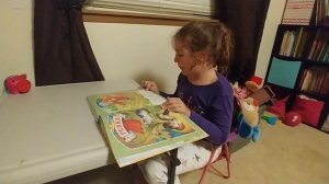 Дети читают книги.