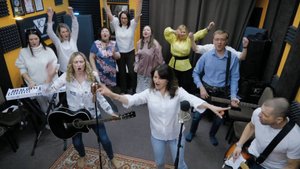 Выпускной 2023 - Авторская рок песня! Подарок от родителей выпускникам Школы №31 Кемерово (11класс)