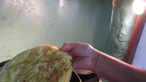 Как легко перевернуть омлет.