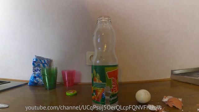 Как засунуть яйцо в бутылку с помощью кипятка. Фокус с физикой смотреть онлайн