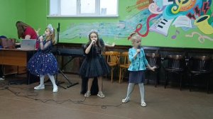 Трио "Карамельки" - "Зимняя сказка" (Падает снег за окном)