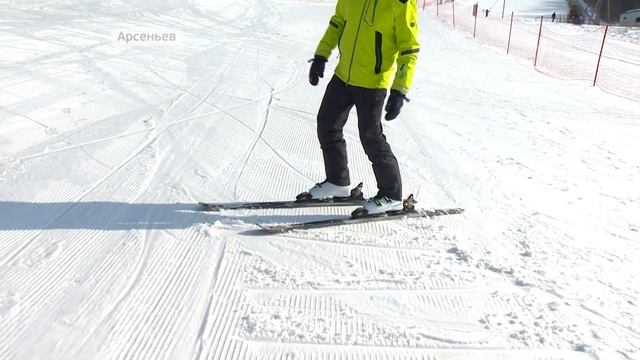 Оттепель - не помеха: горнолыжники катаются даже в купальниках смотреть онлайн