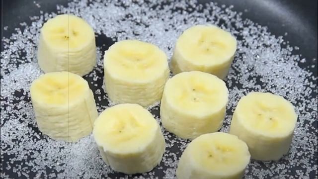 2 банана и 2 яйца: знаменитый пирог на сковороде без замеса теста смотреть онлайн