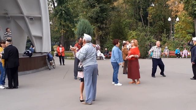 КРАСИВАЯ МЕЛОДИЯ!?/ ТАНЦЫ В ПАРКЕ ГОРЬКОГО ХАРЬКОВ ОКТЯБРЬ 2020 смотреть онлайн