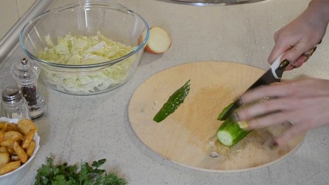 ПОСТНЫЙ САЛАТ С СУХАРИКАМИ И ПЕКИНСКОЙ КАПУСТОЙ смотреть онлайн