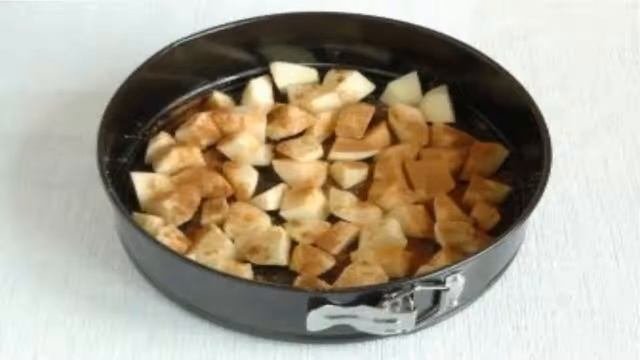 Шарлотка со сгущенкой и яблоками