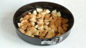 Шарлотка со сгущенкой и яблоками