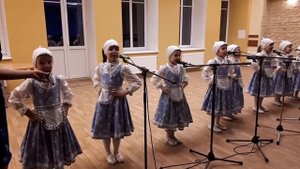 Студия звезд. А курочка по зернышку....