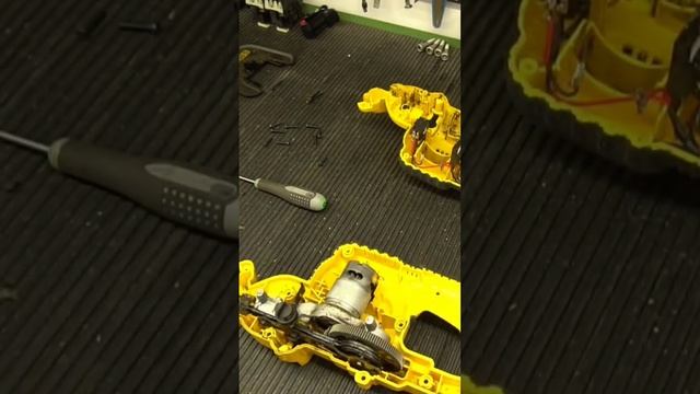 dewalt 18v hedge trimmer disassembly for lubrication смотреть онлайн