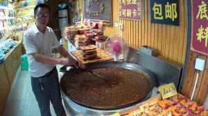 Уличная еда в Китае. Пешеходная улица для туристов