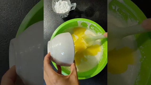 Тертый песочный пирог с творожной начинкой.