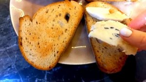 Брускетта с карамелизированной грушей и сыром