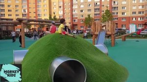 дети играют на детской площадке - детская площадка