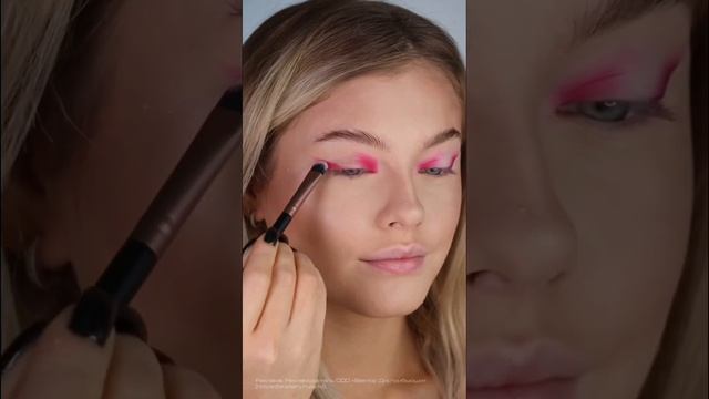 Соберем все beauty-тренды в макияже со Stellary? Омбре на губах, контуринг и розовый макияж глаз.