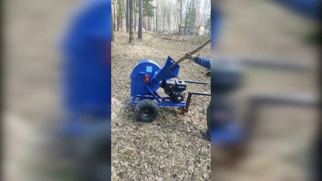 Щепорез бензиновый "Дровосек" ВХ350 в работе