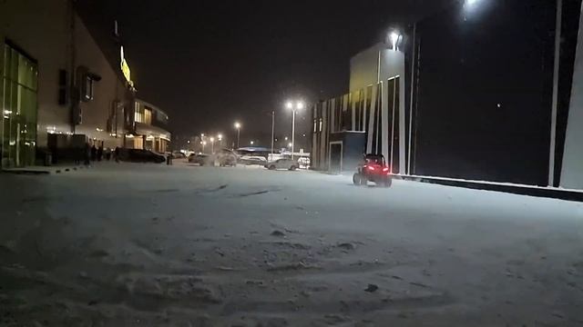 скольжение багги по снегу в высоком замедлении