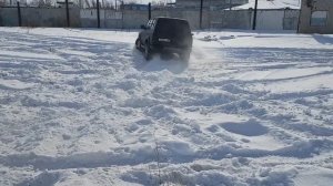 Покатушки по снегу на Ленд Крузер 80 "Маленький Черный Трактор"
