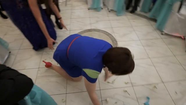 подружка невесты почти поймала букет смотреть онлайн