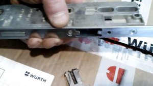 Смена положения язычка на дверном замке