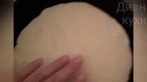 Пицца на сковороде без сметаны и яиц. Тонкая, хрустящая!