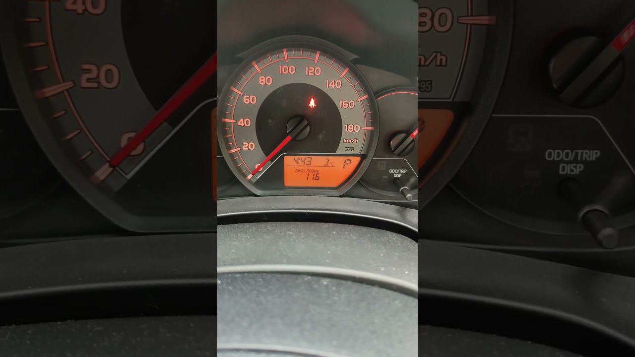 cделал расход бензина с км/л на л/100 км через #obd2 #carista #avtobizzkvit #toyota #vitz #тюнинг смотреть онлайн