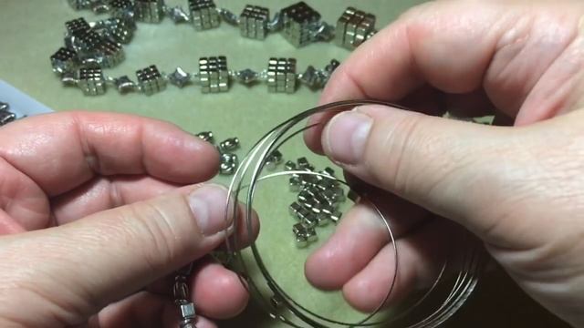 Браслет "Кубики". Бусины "куб". Мемори проволока. смотреть онлайн