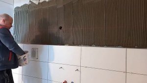 Укладка плитки на длинную инсталяцию в ванной комнате