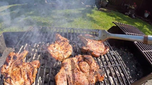 ГОТОВИМ МЯСО НА УГЛЯХ. НА МАНГАЛЕ. ВСё ПРОСТО. Кто работает тот ест...BBQ смотреть онлайн