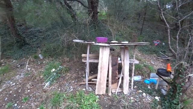 Дикий пляж Сочи. Туристы в палатках зимой Уч-Дере. Пляж Санатория Семашко.