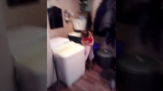 Любимую сестренку вот так носит на руках! смотреть онлайн