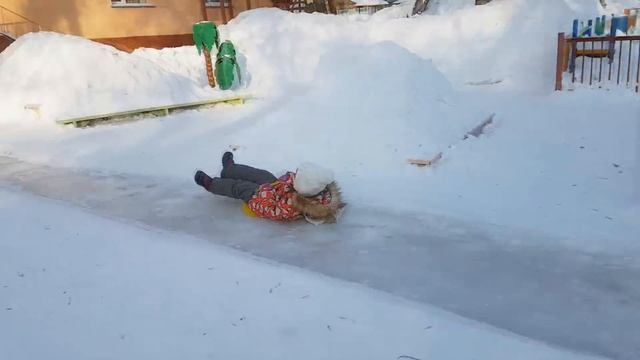 Дети катаются на ледяной горке смотреть онлайн