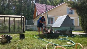 Абиссинская скважина. Определяем качество воды по песку.