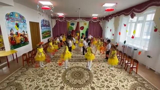 Красивый танец с листьями   в подготовительной группе на осеннем утреннике
