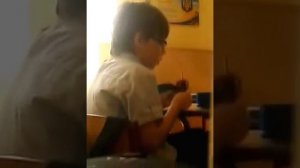 Сосущий мальчик