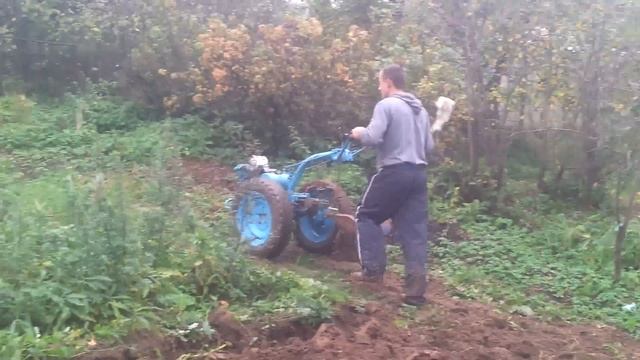 Мтз-05 Уд - 15 Вспашка огорода 1й. раз ето делаю! смотреть онлайн