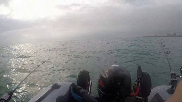 РЫБАЛКА НА НОВОЙ ЛОДКЕ В МОРЕ смотреть онлайн