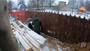 Очень сложно катать и опускать бетонные кольца в стесненных условиях!