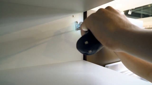 Монтаж специальной петли Kamat для дверей холодильников, угол открывания 115° смотреть онлайн