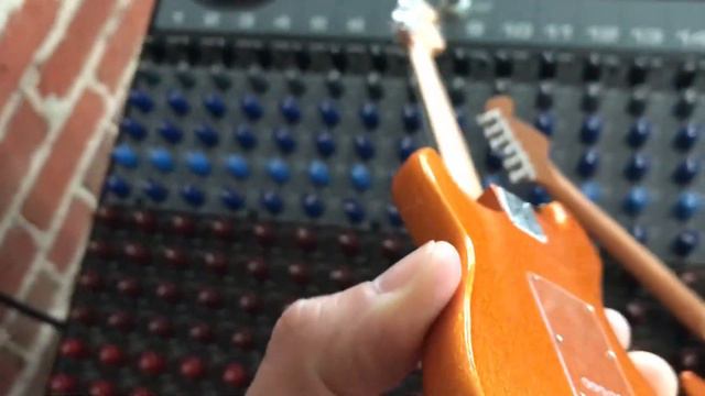 2018 AXE HEAVEN Custom Shop - Kenny Wayne Shepherd “Copperboy” Fender Stratocaster Mini Guitar смотреть онлайн