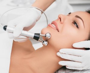 Попробуйте самый новый тренд красоты: микротоки для лица, о которых говорят все