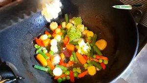 Чёрная рисовая вермишель с овощами