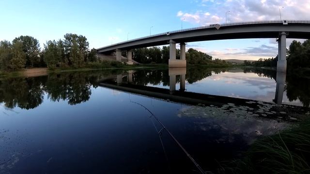 Вечерняя рыбалка на спиннинг под мостом смотреть онлайн