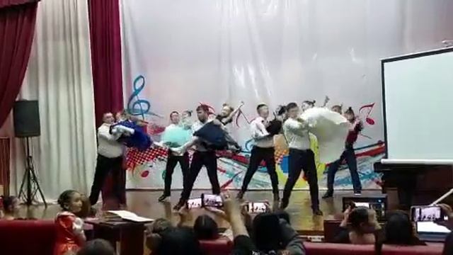 Отец и дочь. Подарок для мам на 8 марта. смотреть онлайн